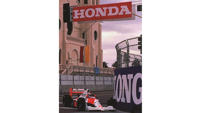 Vista delantera de tres cuartos del coche de Fórmula 1 de McLaren Honda en la pista.