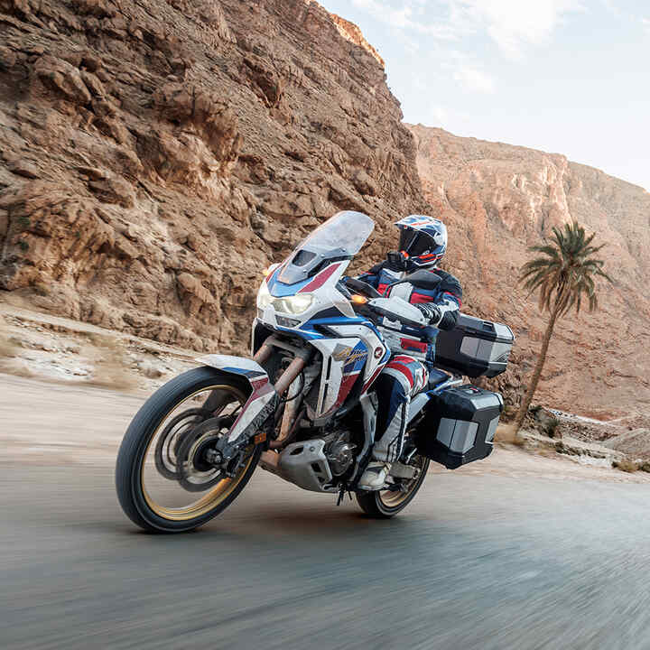 Africa Twin off-road con paquete Touring y conductor.