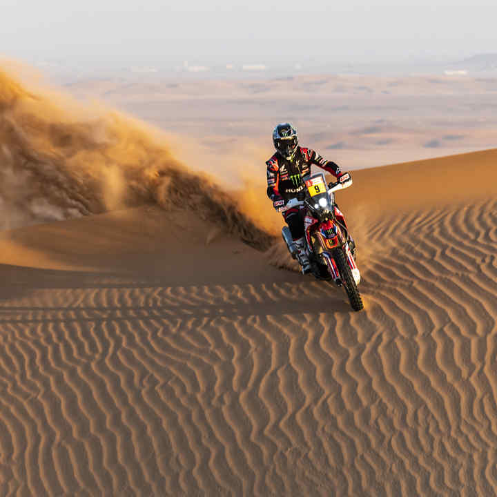 Piloto del equipo Honda Dakar en las dunas del desierto. 