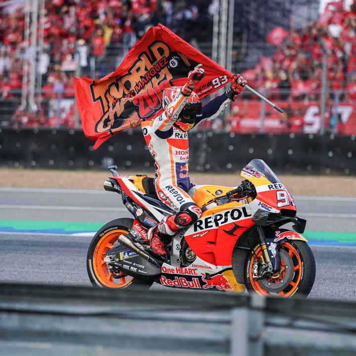 Marc Márquez, piloto del equipo Honda MotoGP, celebra una victoria en una Fireblade.