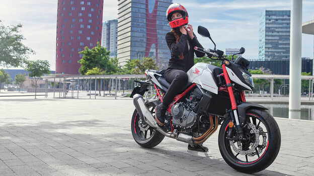 Imagen estática de la Honda CB750 Hornet con una conductora femenina.