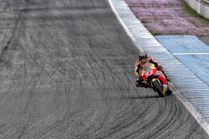 Marc Márquez derrapa en la entrada de una curva en Jerez