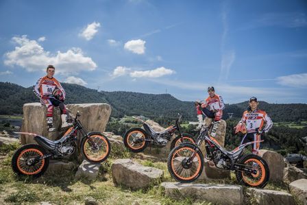 Team Repsol Honda de trial 2017, posando junto a sus motos, en el exterior