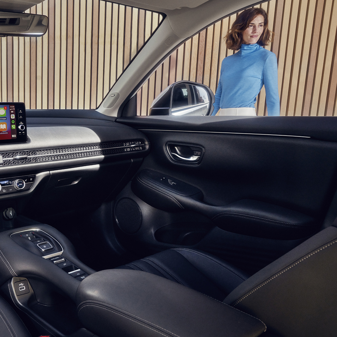 Interior del ZR-V que muestra el salpicadero