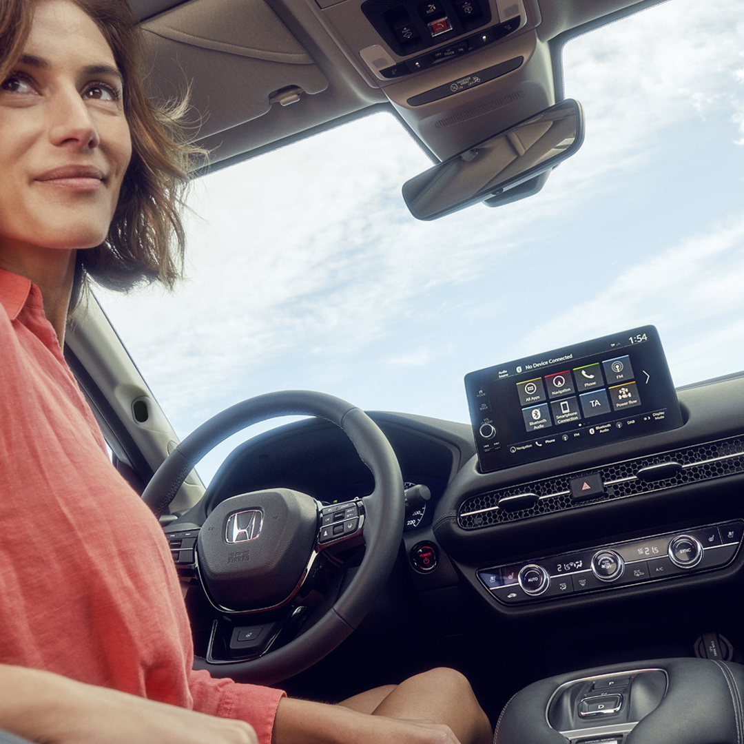 Mujer en el asiento del conductor mirando hacia atrás