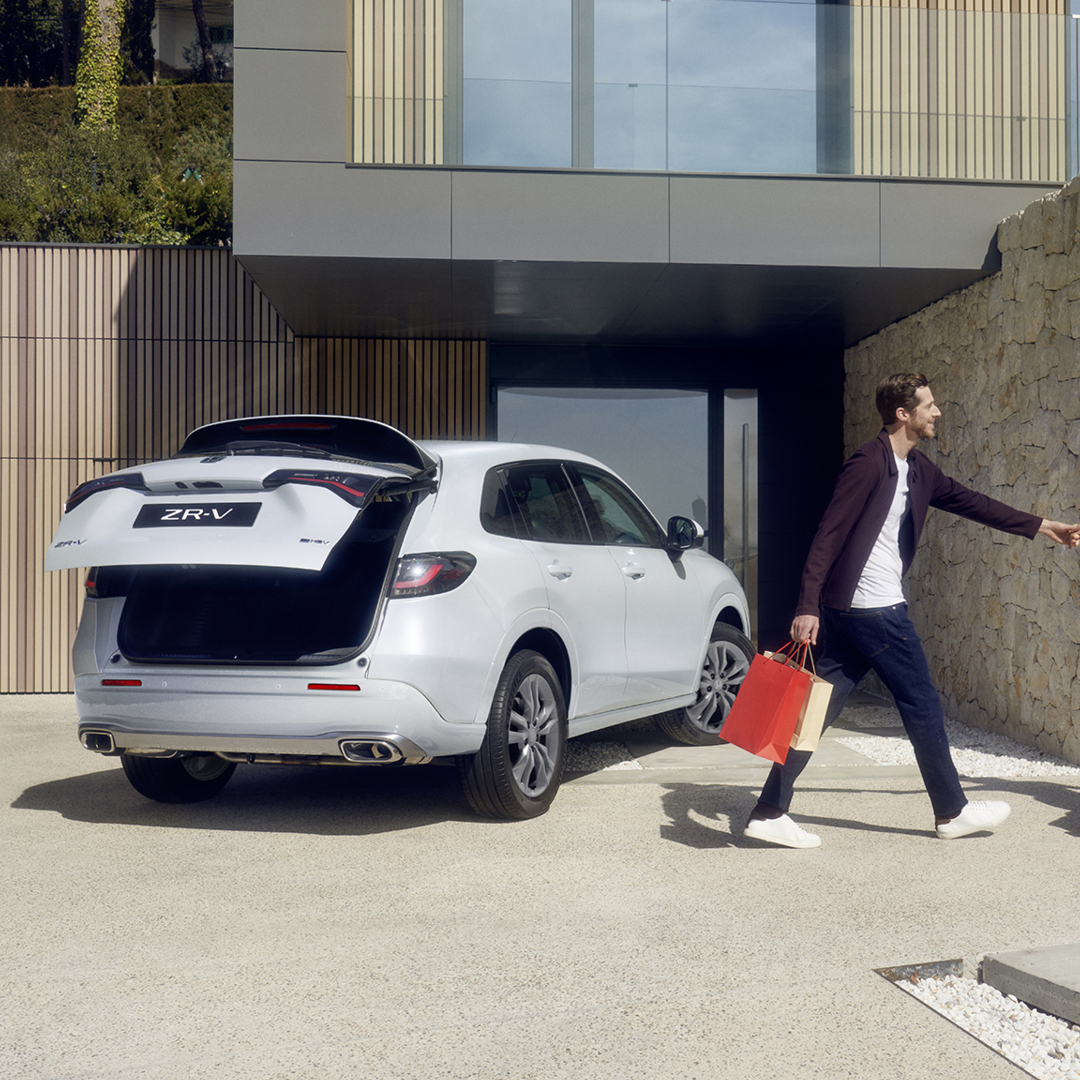ZR-V blanco en entrada con portón eléctrico