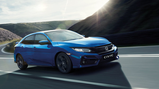 Vista frontal de tres cuartos del Honda Civic en una ciudad.