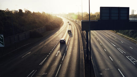 Vista de autopista al atardecer