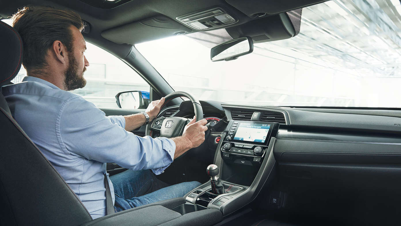 Primer plano de un hombre sentado al volante