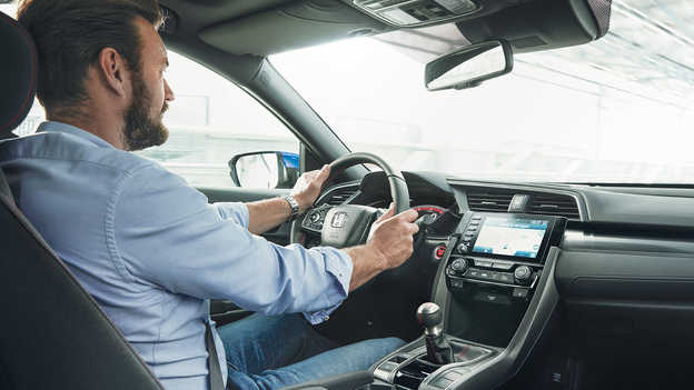 Hombre sentado al volante