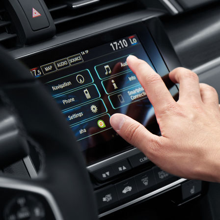 Primer plano del sistema de información y entretenimiento Honda CONNECT.
