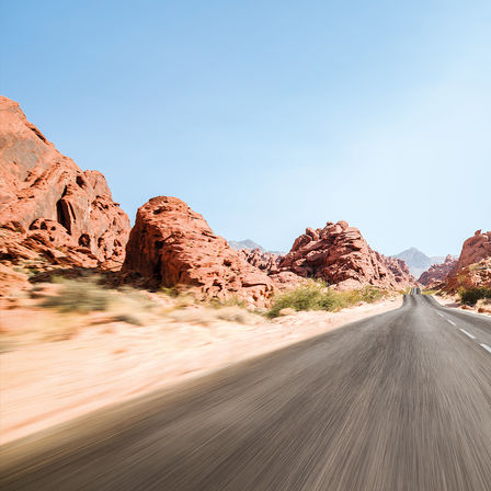 Carretera vacía con paisaje seco