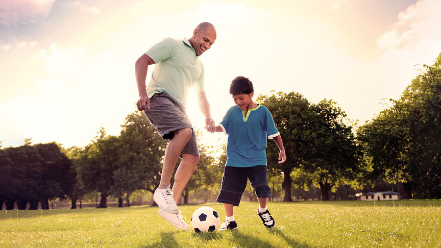 Padre e hijo jugando