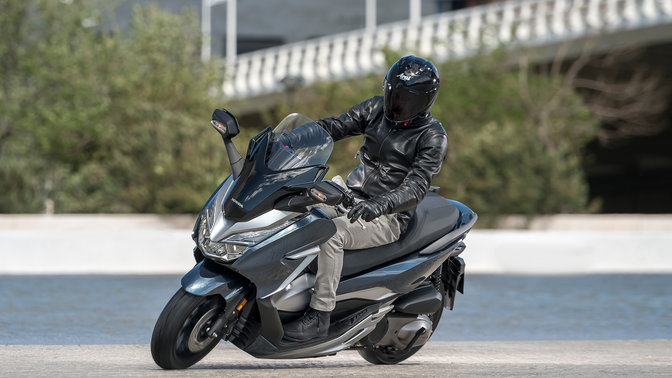 Un hombre que monta una motocicleta Honda