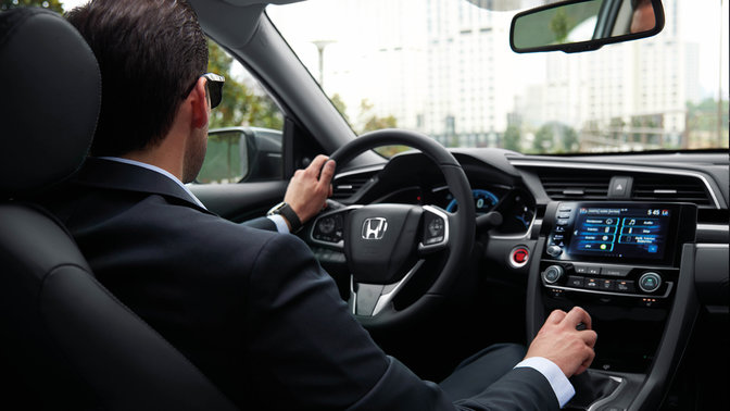Imagen del interior del Honda Civic Sedán con transmisión manual.
