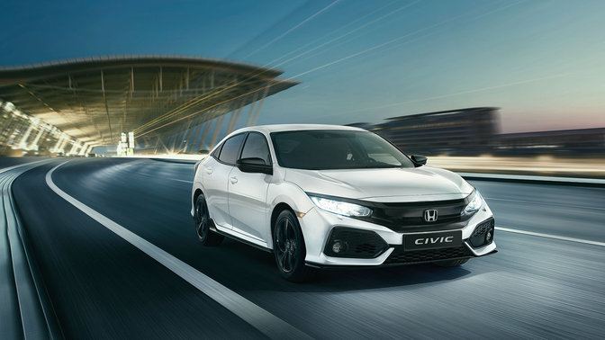Vista frontal de tres cuartos del Honda Civic Dynamic en conducción urbana.