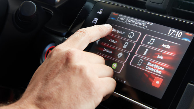 Primer plano del sistema de información y entretenimiento Honda CONNECT con navegación Garmin.