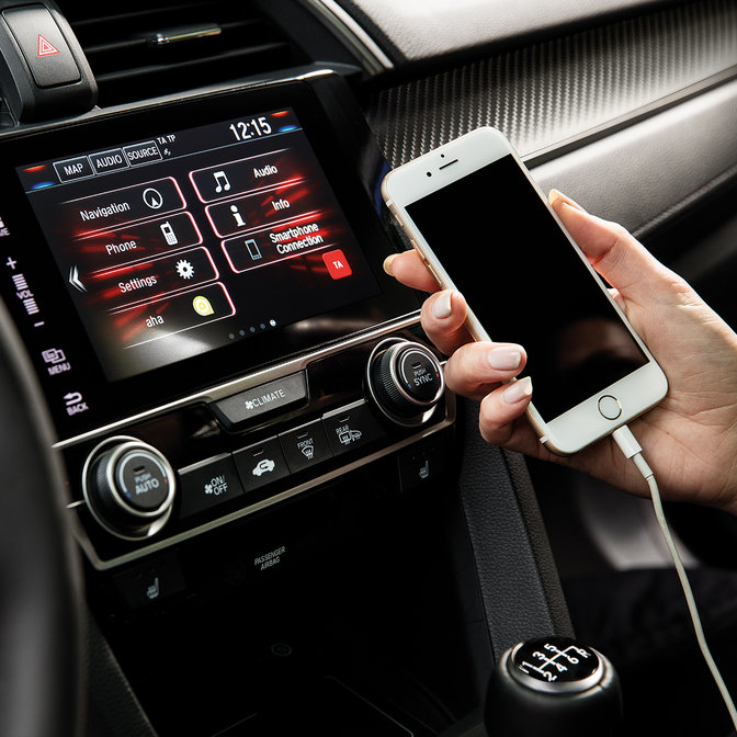 Primer plano del sistema de información y entretenimiento Honda CONNECT con Apple iPlay.