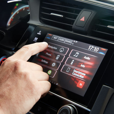 Primer plano del sistema de información y entretenimiento Honda CONNECT.
