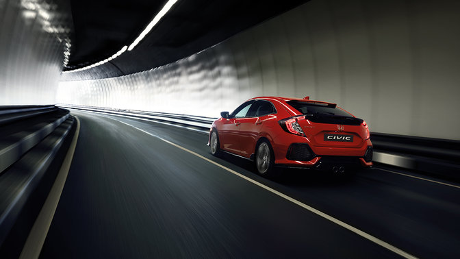Vista trasera de tres cuartos del Honda Civic atravesando un túnel.