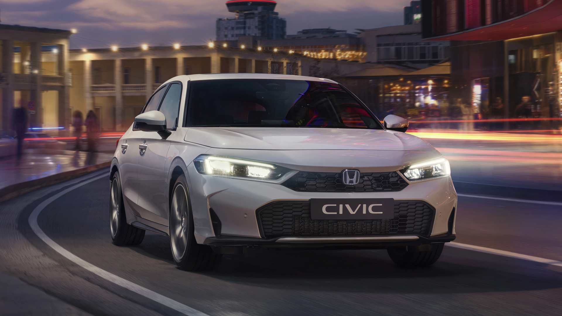 Civic Hybrid en la ciudad, en la carretera, al amanecer