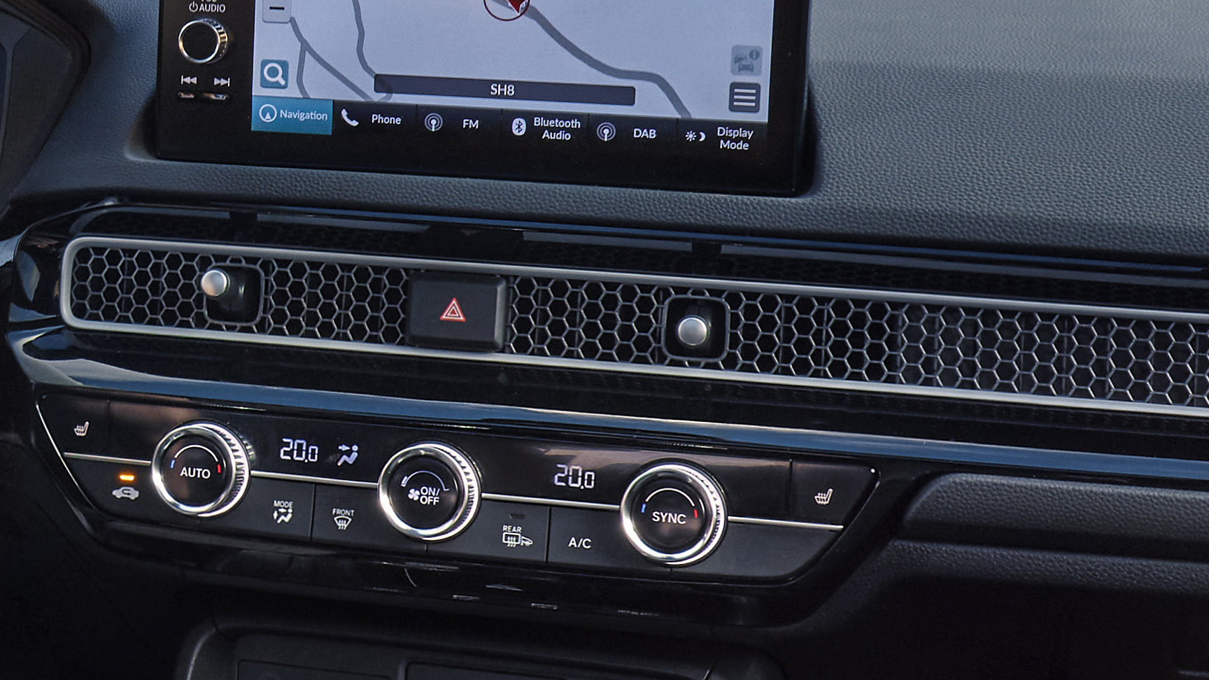 Interior del Civic Hybrid, centrándose en el salpicadero y las salidas de aire en forma de panal