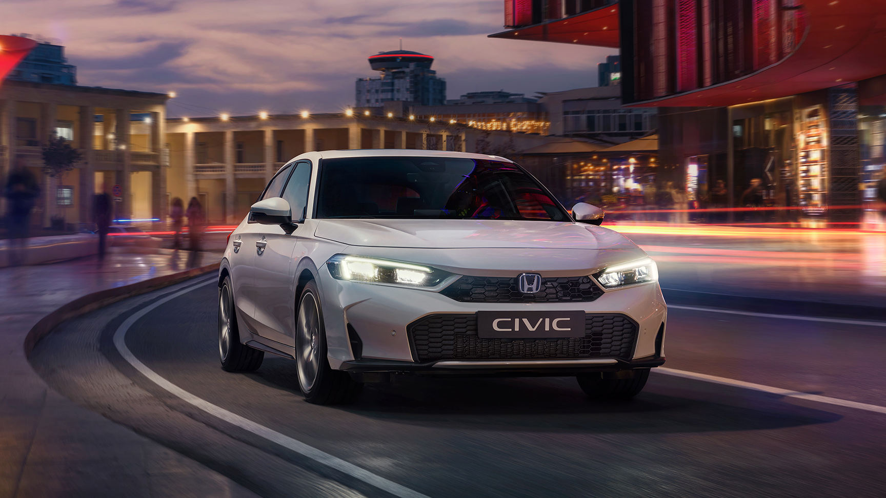 Civic Hybrid en la ciudad, en la carretera, al amanecer
