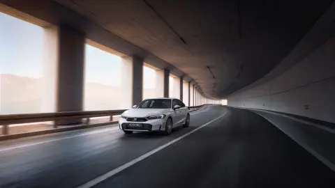 Civic Hybrid circulando por un entorno de calle.