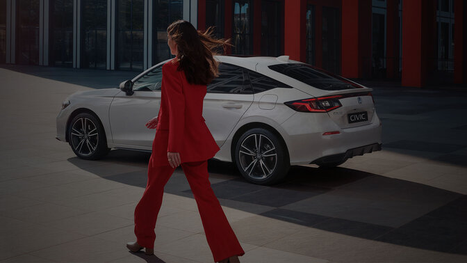 Señora acercándose a un Civic Hybrid