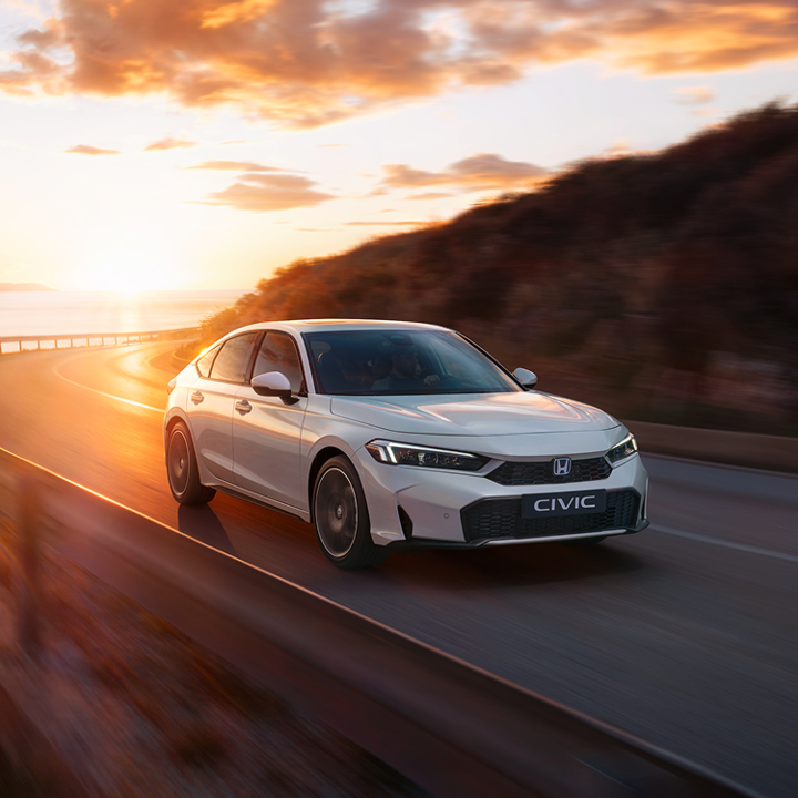 Honda Civic Hybrid circulando por una autopista.
