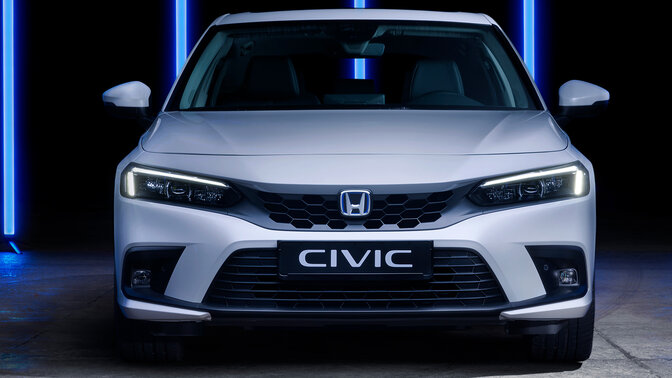 Primer plano del nuevo Honda Civic e:HEV en la parte trasera del coche.