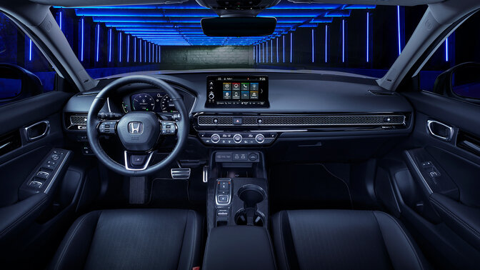 Primer plano del tablero interior del Honda Civic e:HEV.