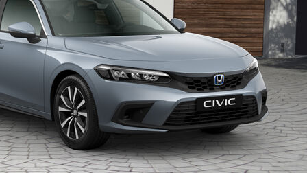 Primer plano de los sensores de estacionamiento delanteros del Honda Civic e:HEV.