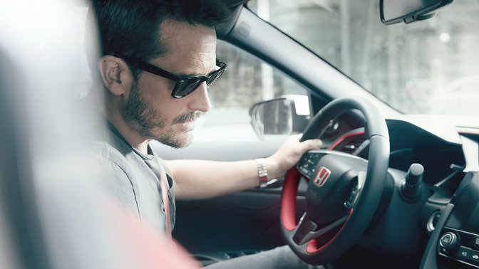 Modelo utilizando el sistema de reconocimiento de voz del Honda Civic Type R.