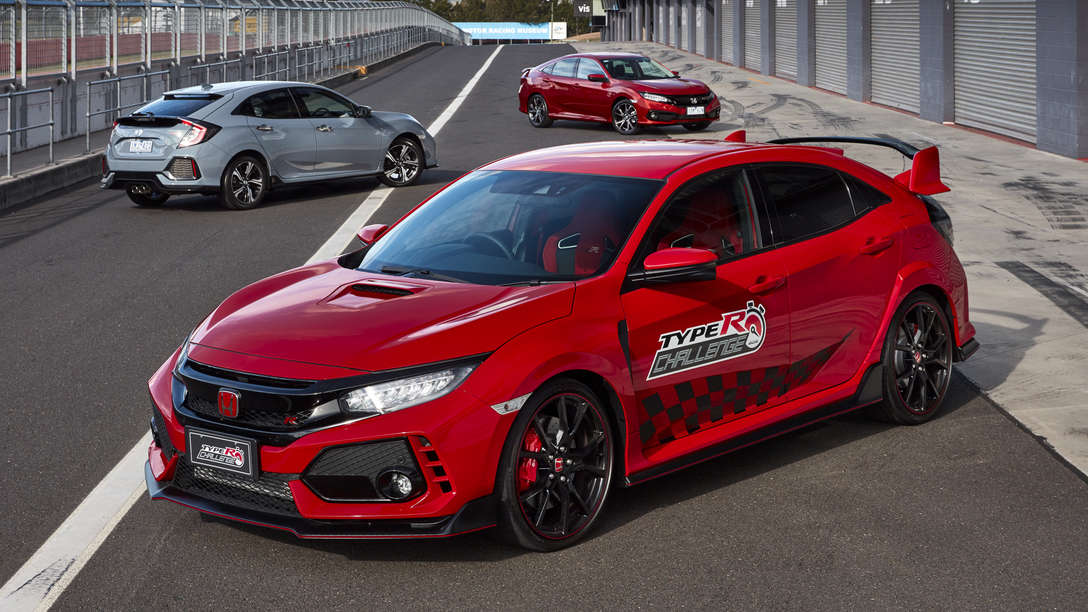 Vista frontal de tres cuartos del Honda Civic Type R en el circuito de Nürburgring.