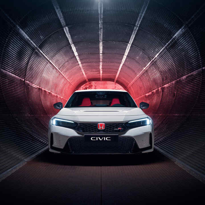 Frontal del Honda Civic Type R estacionado en un túnel. 