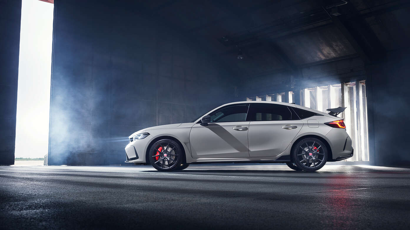 Vista lateral del Honda Civic Type R en un túnel.