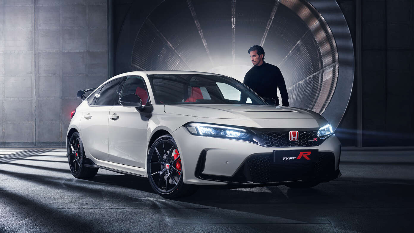 Frontal de tres cuartos del Honda Civic Type R estacionado en un túnel 