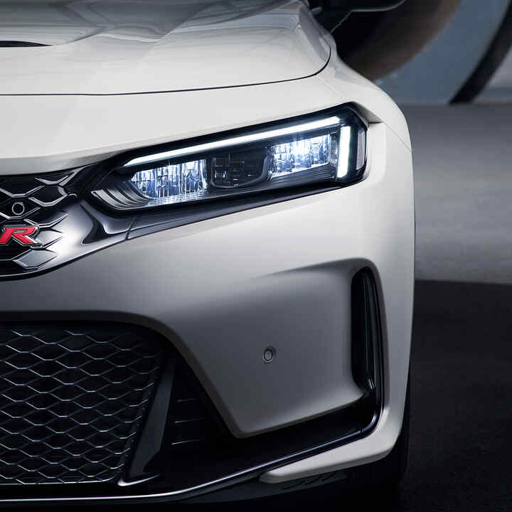 Primer plano de los faros del Honda Civic Type R.
