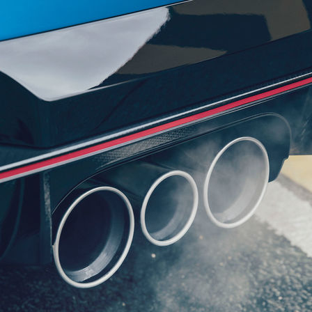 Primer plano del tubo de escape del Civic Type R.
