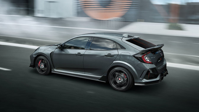 Vista trasera de tres cuartos del Honda Civic Type R GT en Quarter Grey