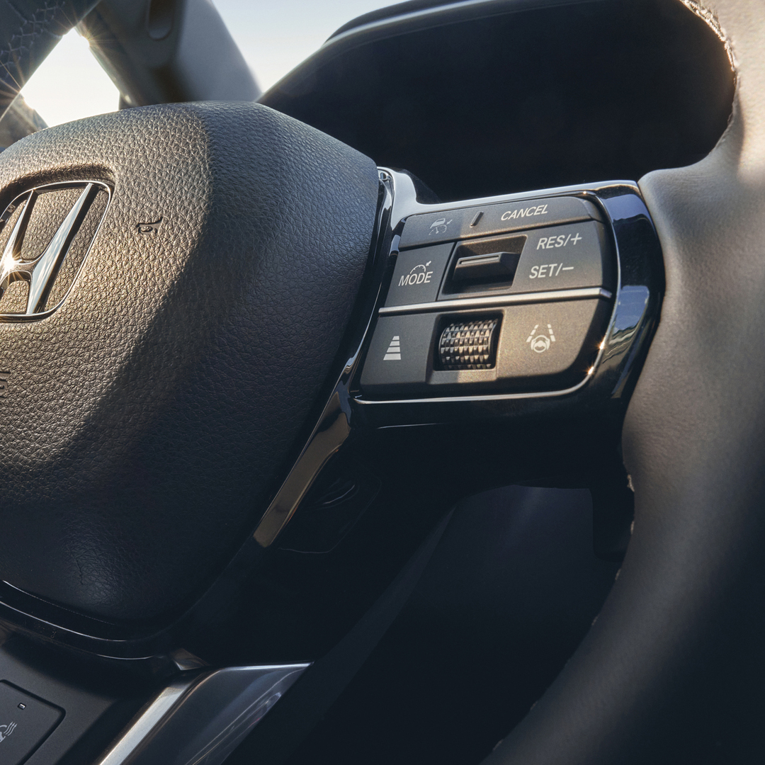 Primer plano del volante calefactado de piel del Honda CR-V Plug-in Hybrid.