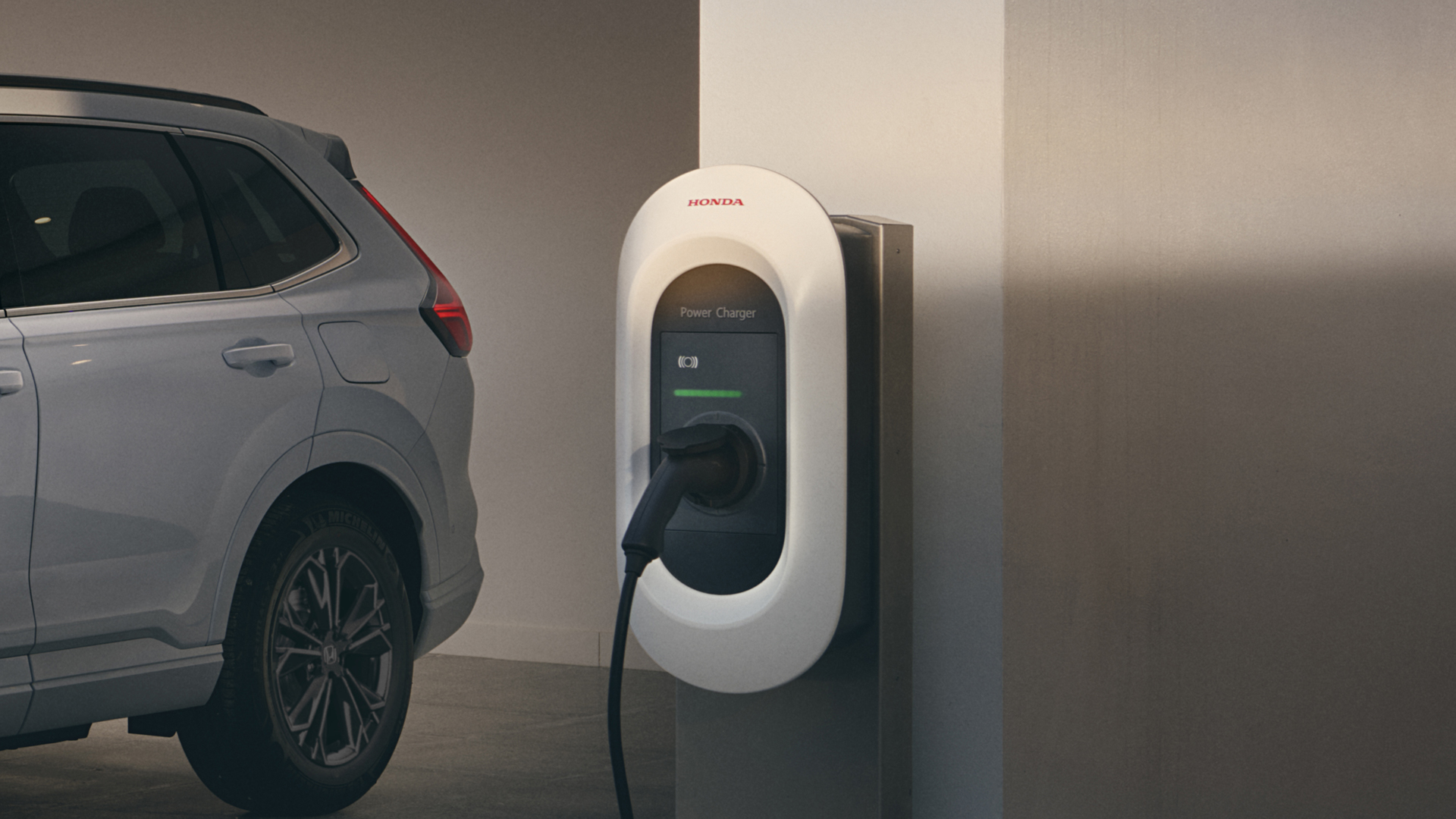 Primer plano del cargador Honda Power con el CR-V Plug-in Hybrid.