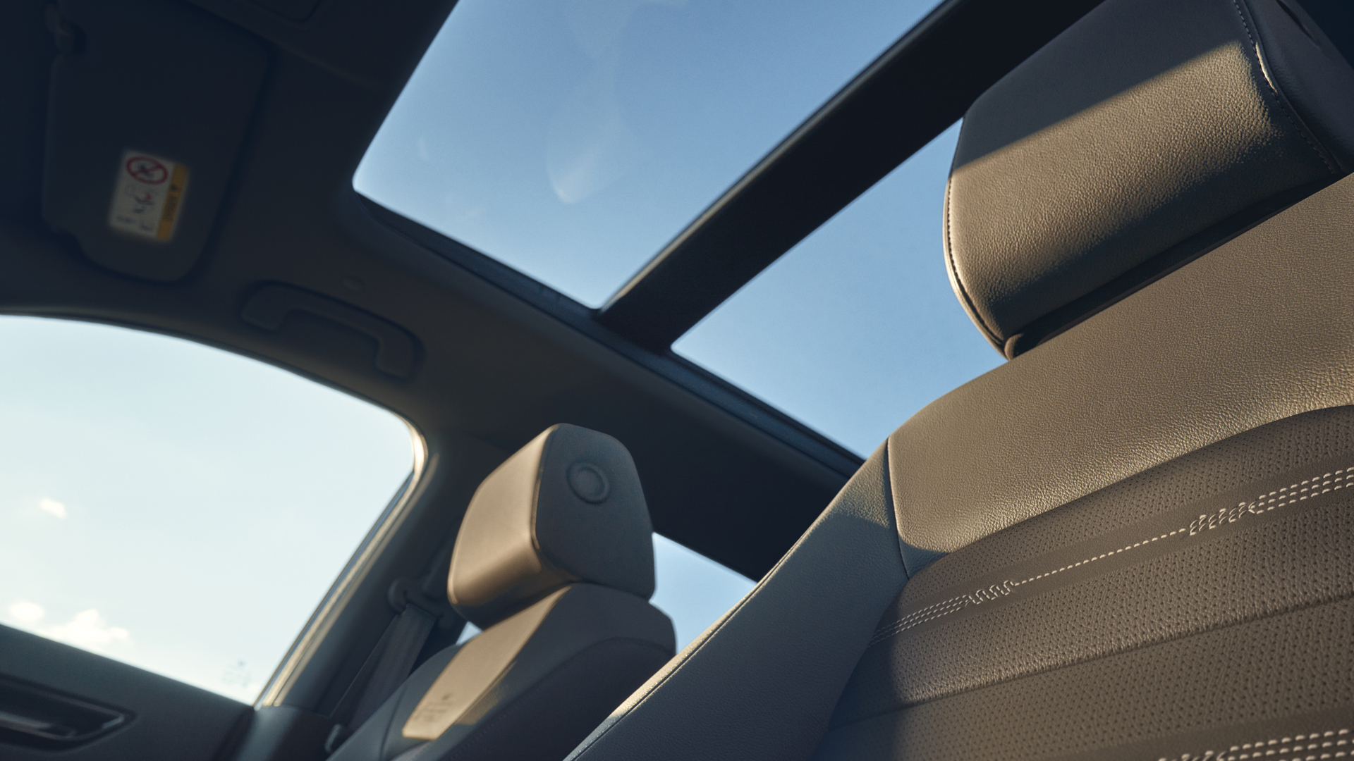 Primer plano del techo solar panorámico del Honda CR-V Hybrid.