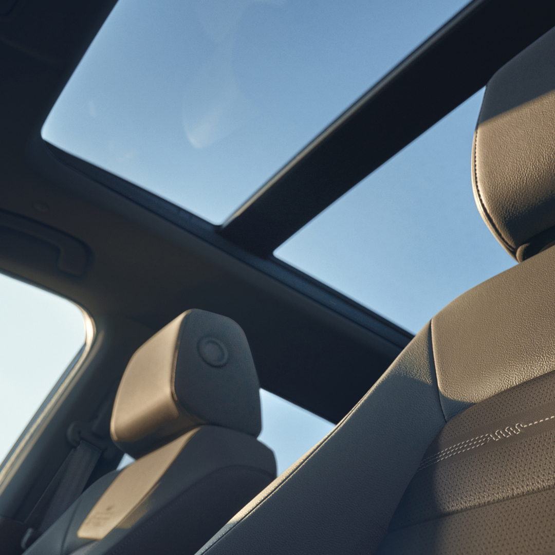 Primer plano del techo solar panorámico del Honda CR-V Hybrid.