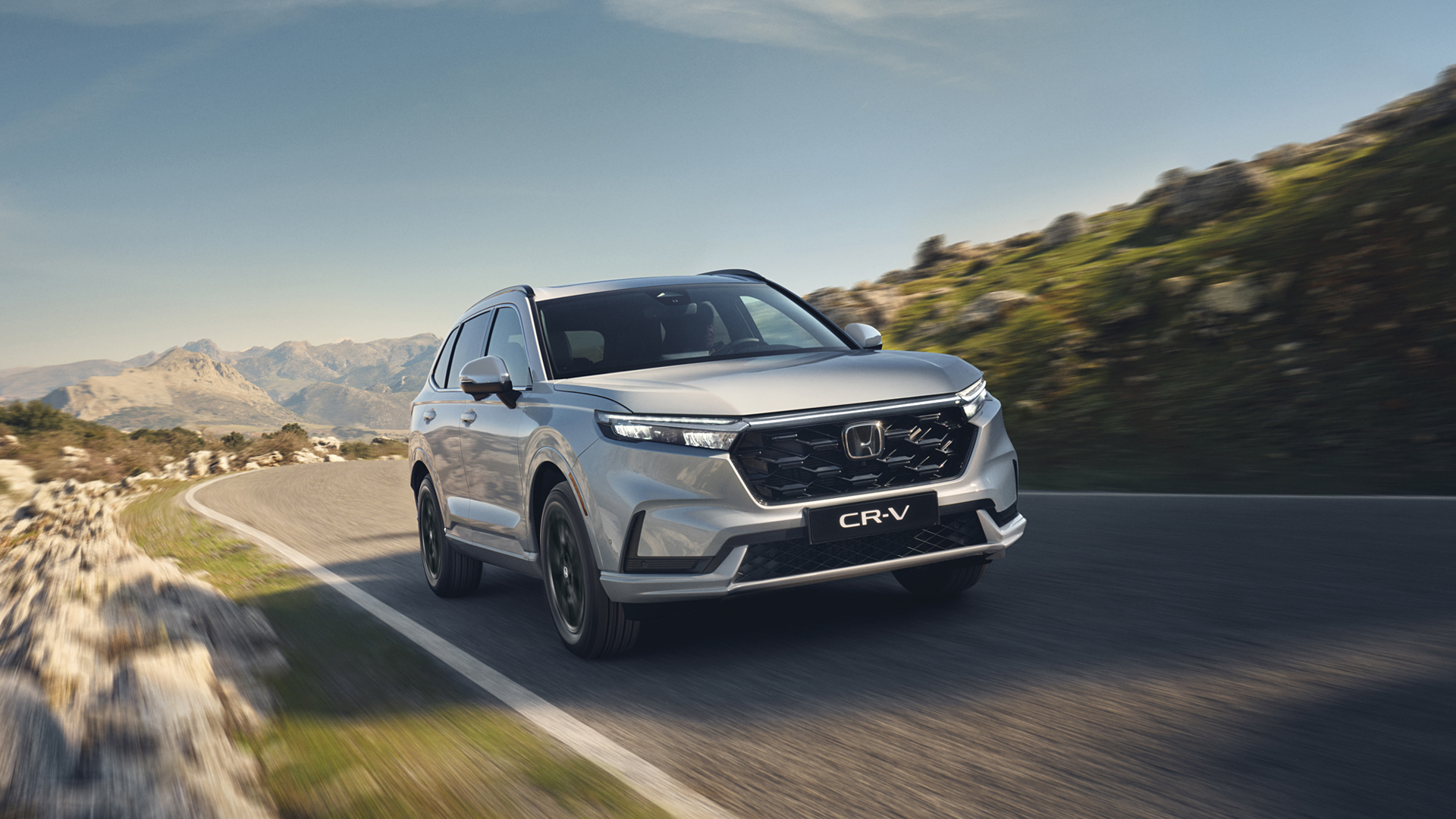 Frontal del Honda CR-V Plug in Hybrid en un entorno de montaña.