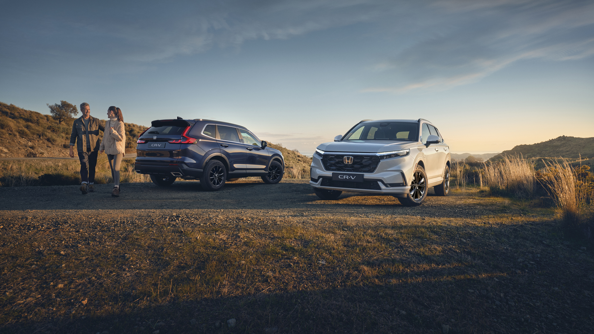 Pareja alejándose de CR-V estacionados