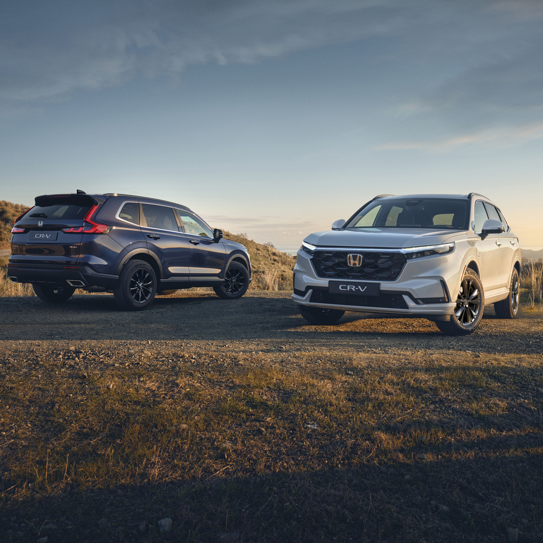 Pareja alejándose de CR-V estacionados