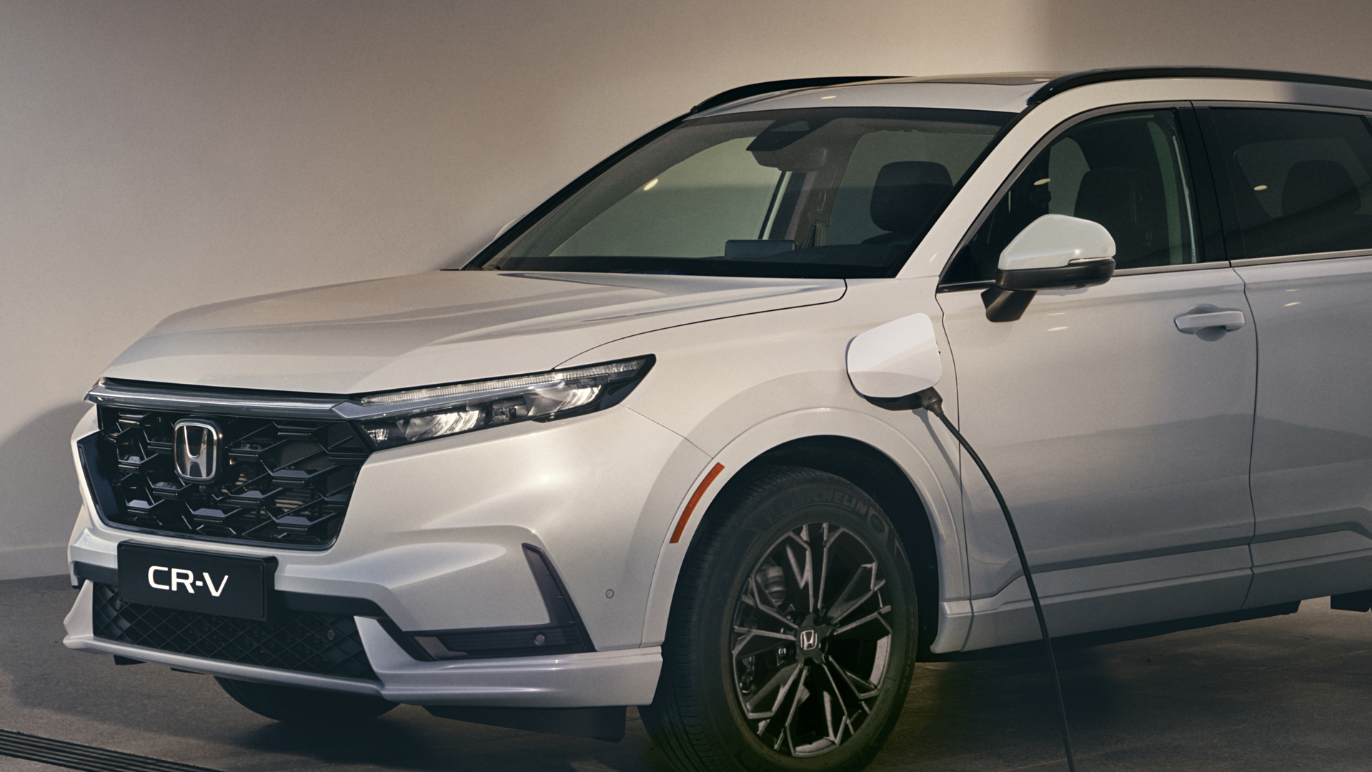 Primer plano del cargador Honda Power con el CR-V Plug-in Hybrid.