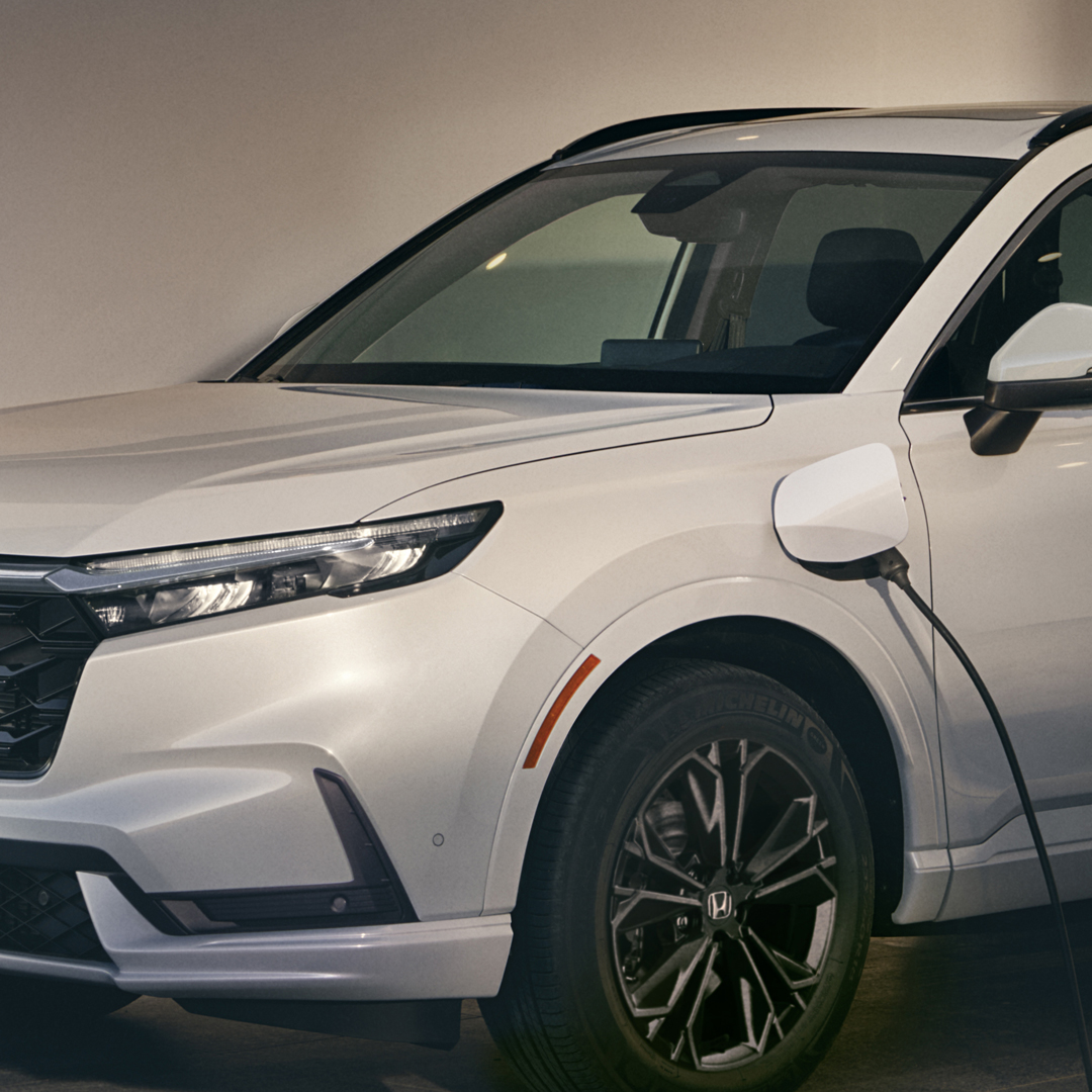 Primer plano del cargador Honda Power con el CR-V Plug-in Hybrid.